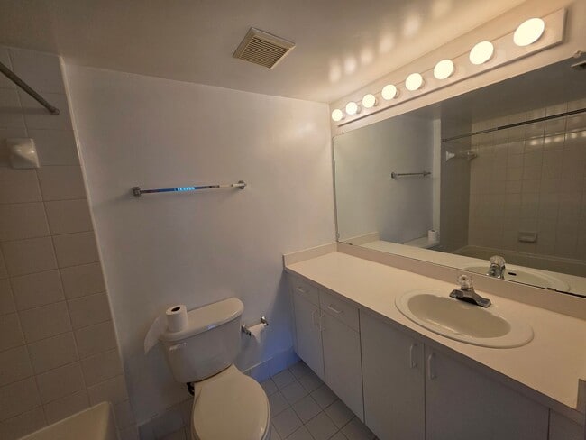 Building Photo - 2 Bedroom, 2 Bath in  Gated Community of Laguna