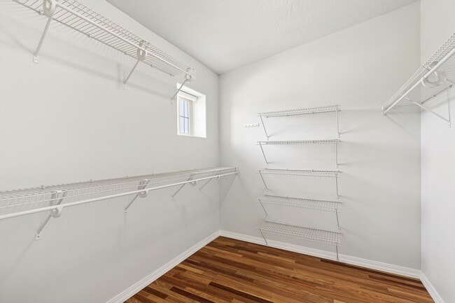 Building Photo - Spacious Sun-filled 3 bed 2.5 Bath Townhouse