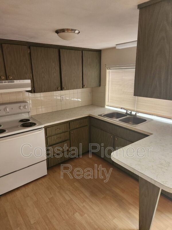 Building Photo - 5823 Elm St