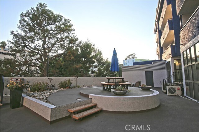 Building Photo - 10982 Roebling Ave