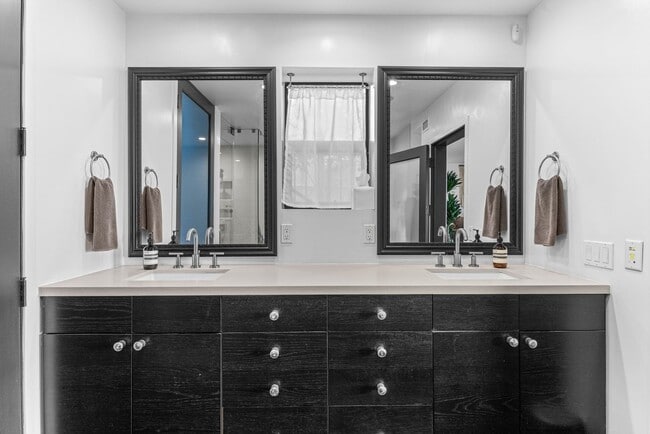 Building Photo - Architectural Contemporary with Panoramic ...