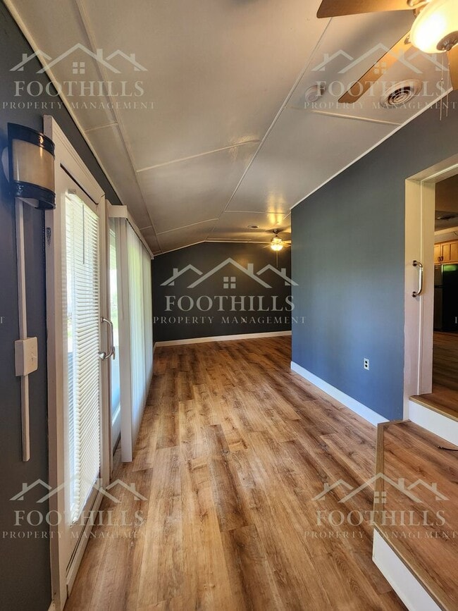 Building Photo - Charming Lake Cottage 2 Bedroom/2 Bath
