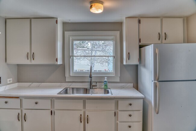 Building Photo - Crisp Remodeled 3-Bdr in Heart of Sisters!