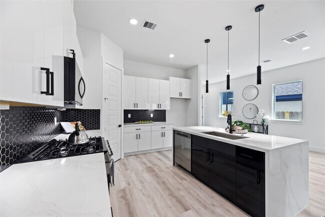 Building Photo - 7212 England St