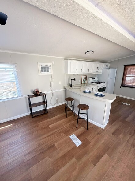 Building Photo - 18 Deerwood Park