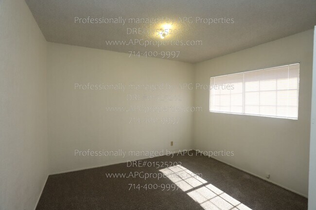 Building Photo - 830 E Anaheim St