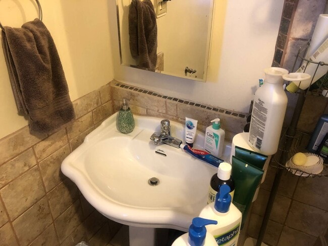 Building Photo - 124 Parrott Pl