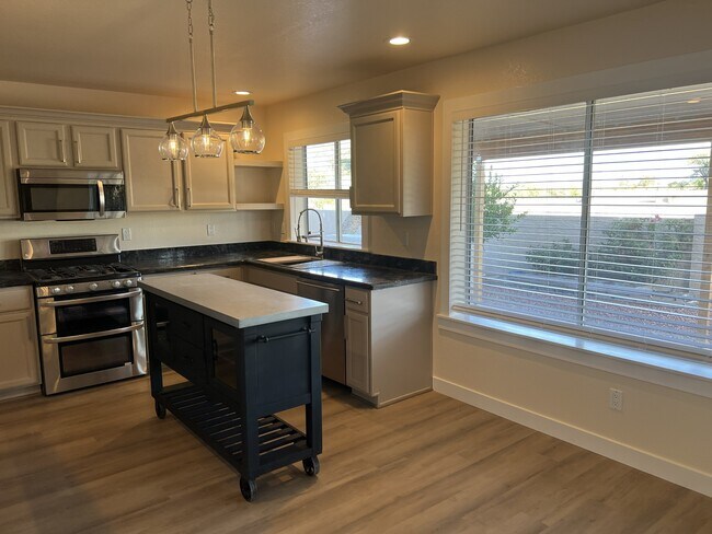 Building Photo - 9130 N Safflower Ln