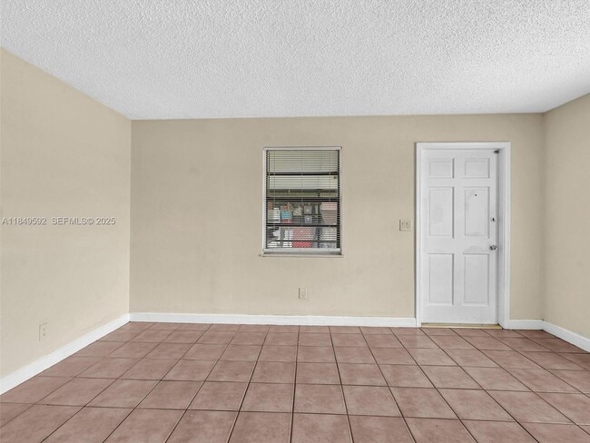 Building Photo - 5611 SW 37th St