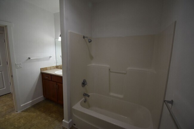 Building Photo - Gorgeous Condo with gated security