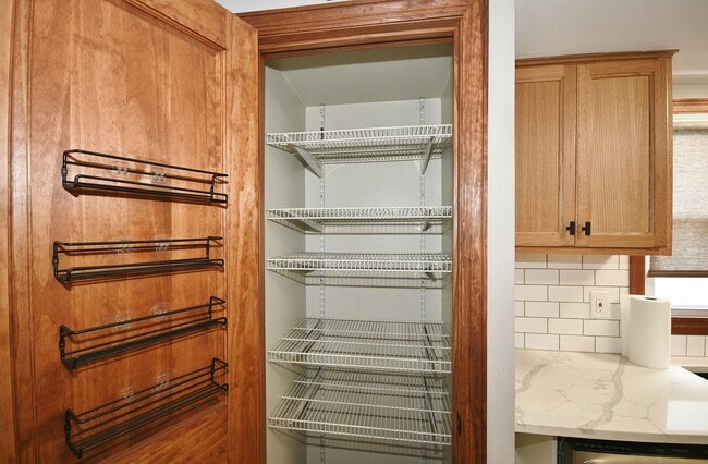 Building Photo - Beautiful 3 Bedrooms, 1 bathroom House Available Now!