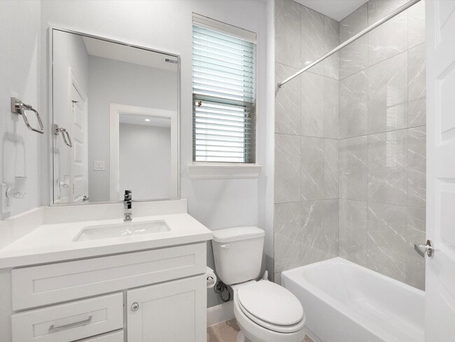 Building Photo - 2727 Clinton Dr