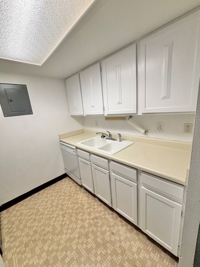 Building Photo - 1150 Golden Cir