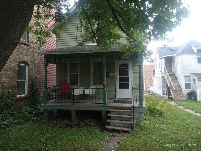 Building Photo - Three Bedroom Single-Family Home Close To ...