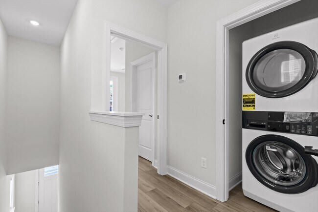 Building Photo - 715 Bespoke