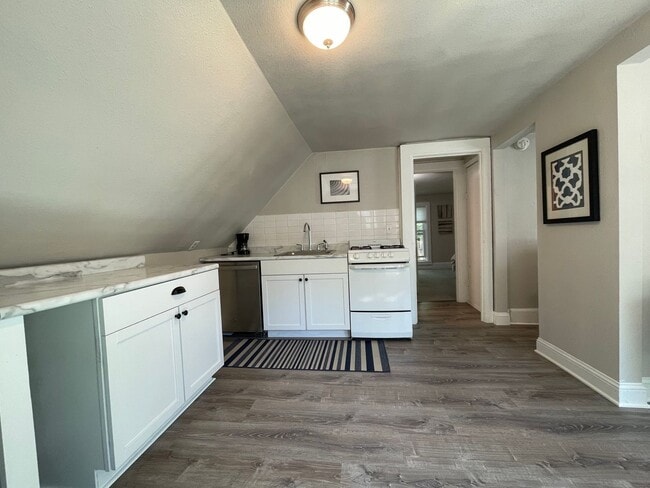 Building Photo - 938 E Dayton St