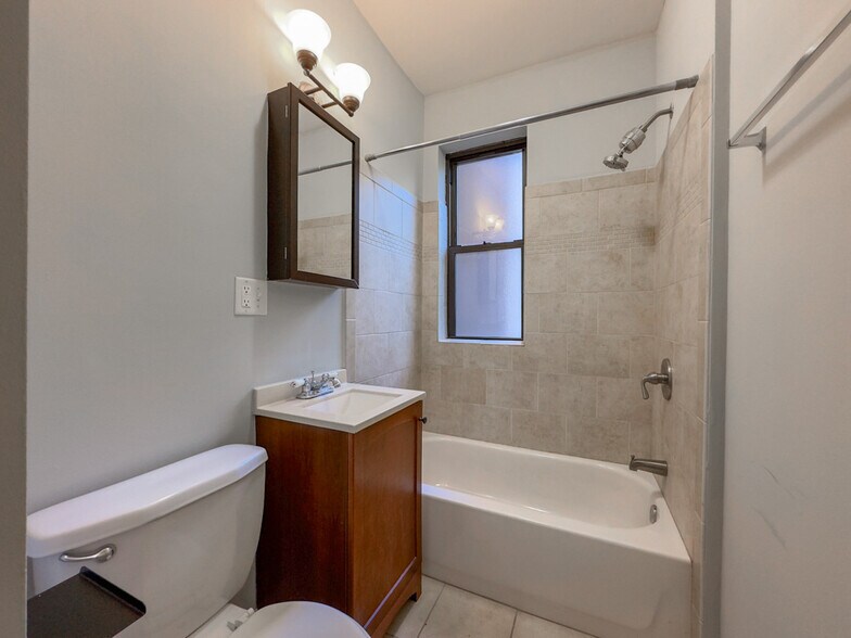 Building Photo - 516 W Melrose St