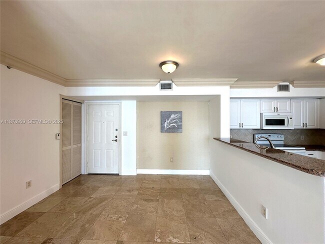 Building Photo - 1155 Brickell Bay Dr