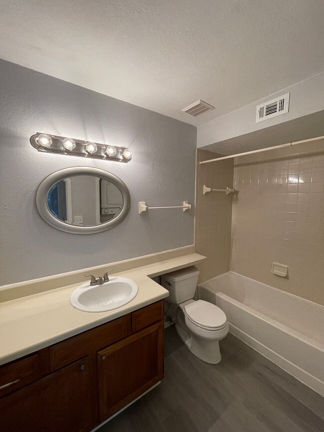 Building Photo - Prime Location! Water included! 2-bed 1-bath Condo!