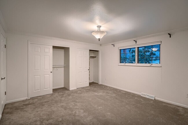 Building Photo - West Highlands 4-bedroom 2-bathroom