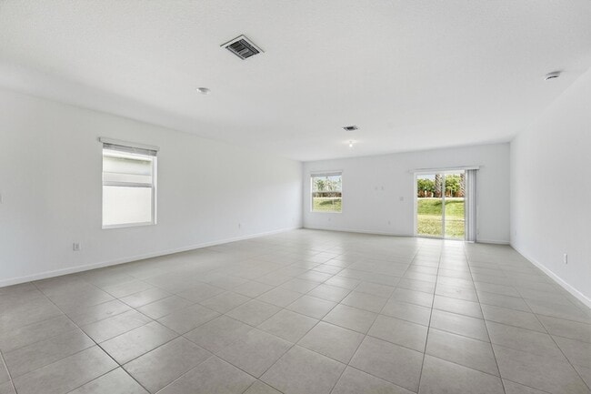 Building Photo - 10461 NW Suncrest Lp