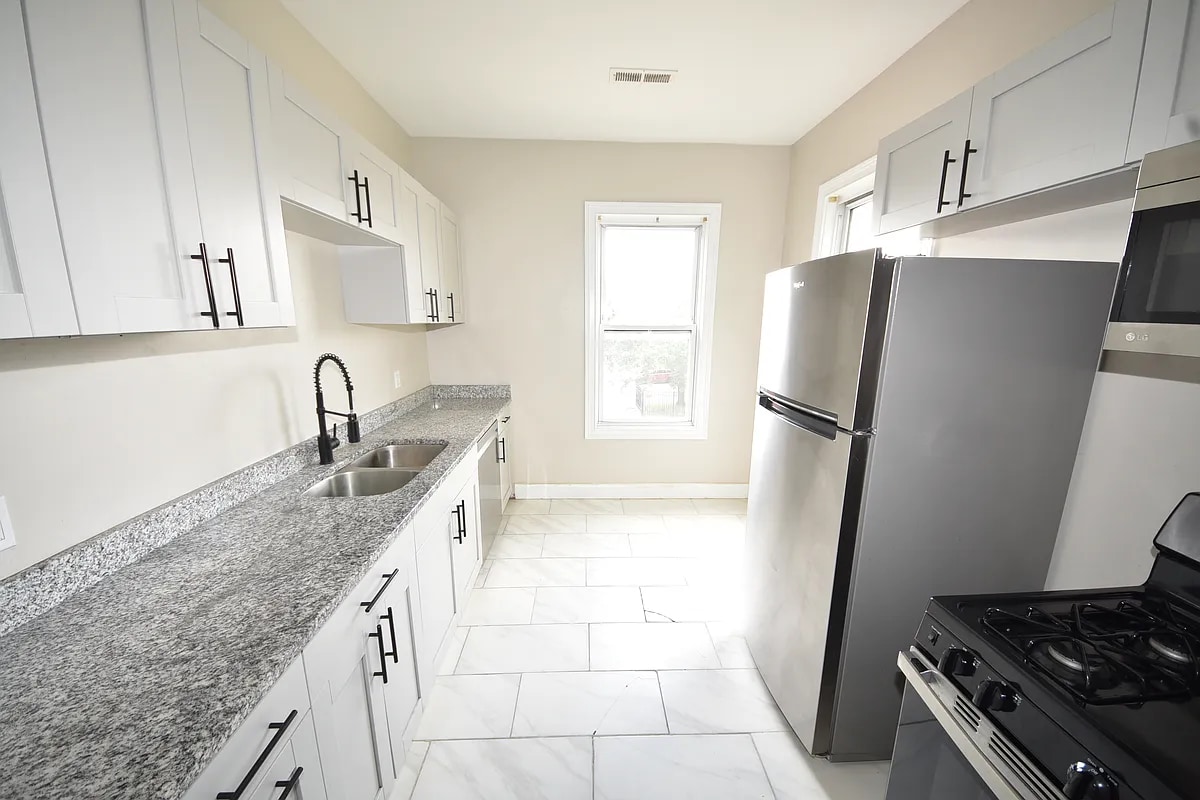 Building Photo - 746 Columbia St