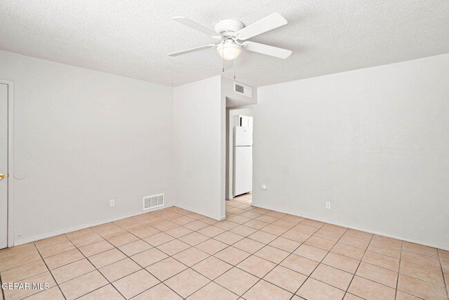 Building Photo - 4908 Royal Dr