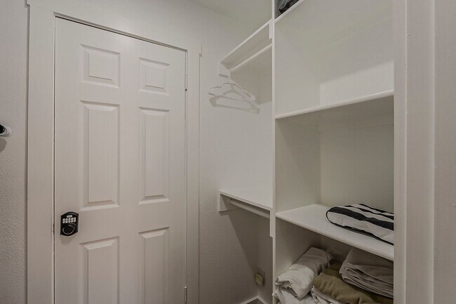 Building Photo - Fully Remodeled 2-Bedroom Condo at the Scottsdale Racquet Club!