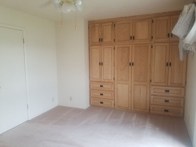 Building Photo - 3 Bed 2.5 bath townhome in Ammon right beh...