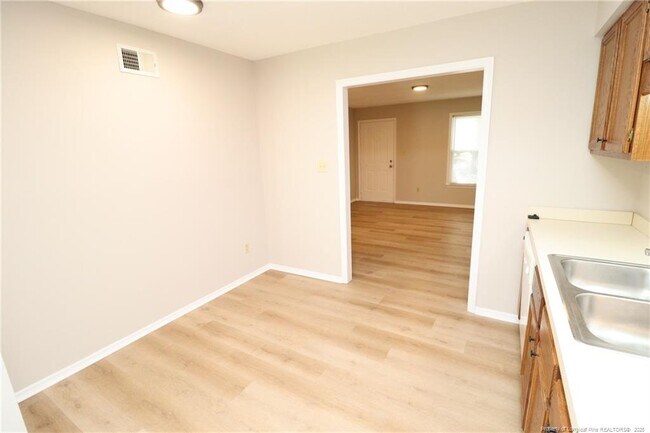 Building Photo - 3901 Lexington Dr