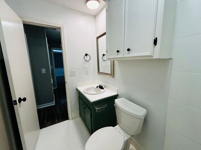 Building Photo - 709 Greenfield Dr