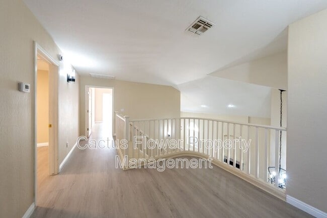 Building Photo - 970 N Willow St