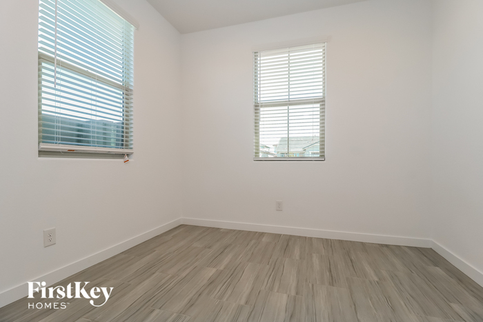 Building Photo - 5848 N 89th Dr