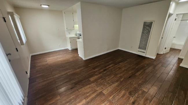 Building Photo - 866 W 126th St