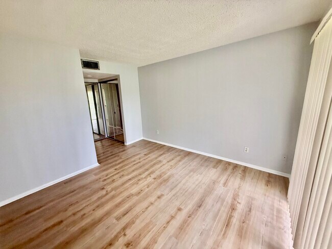 Building Photo - 1673 SE Green Acres Cir