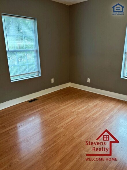 Building Photo - 912 W Scott Ave