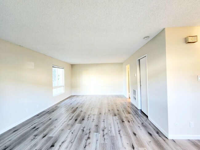 Building Photo - Large studio with private deck