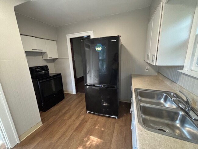 Building Photo - Classic 1928 Goodyear Heights charmer—fireplace, yard & off-street parking