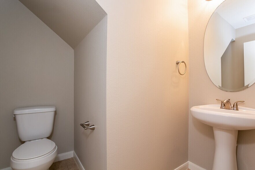 Building Photo - 1227 Grassy View Dr