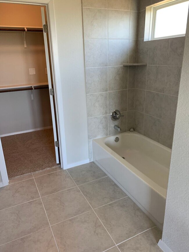 Building Photo - 3 BR/2 BA - 1554 SF Home in LAGO VISTA!!!