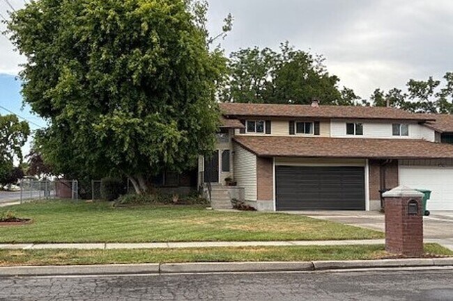 Primary Photo - 5 Bed / 3 Bath Townhome in Murray!