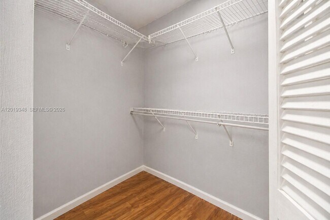 Building Photo - 520 Brickell Key Dr