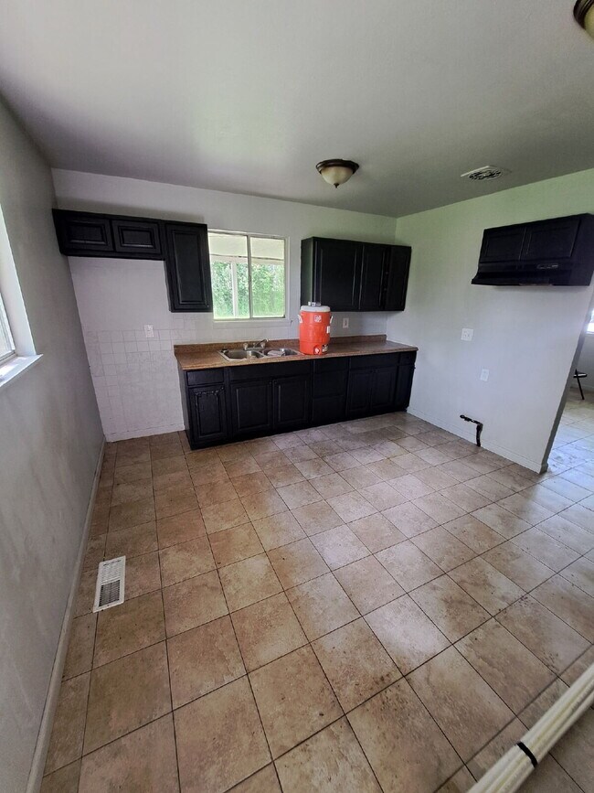 Building Photo - "3-Bedroom Oasis in Cahokia Heights – Cozy...