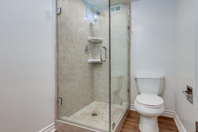 Building Photo - 435 N Oakhurst Dr