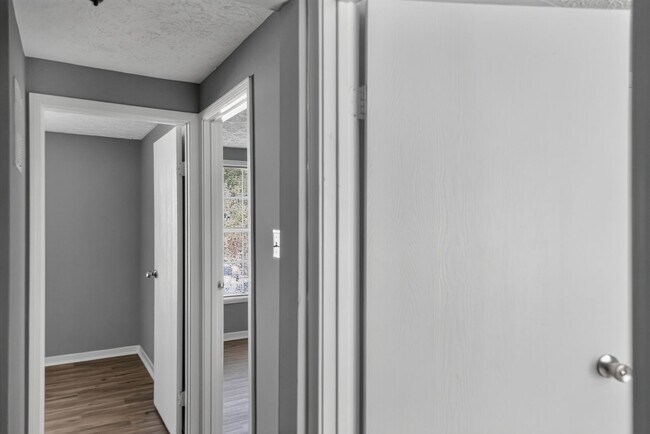 Building Photo - Available Now!  3 Bedroom Townhouse King George