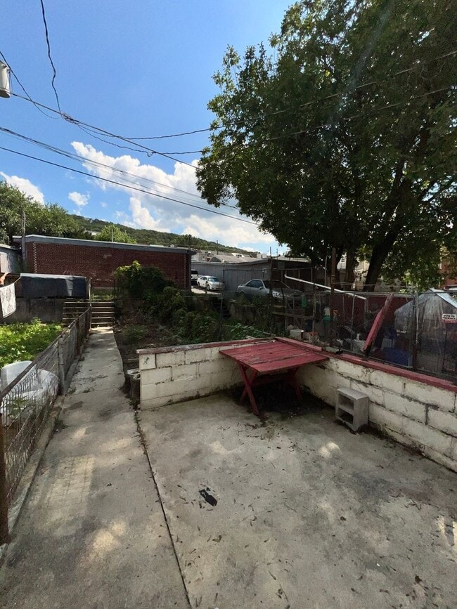 Building Photo - 3 Bedroom, 1 Bath Home Available For Rent