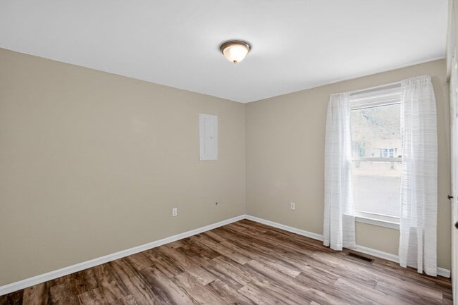 Building Photo - 915 Crystal Rock Rd