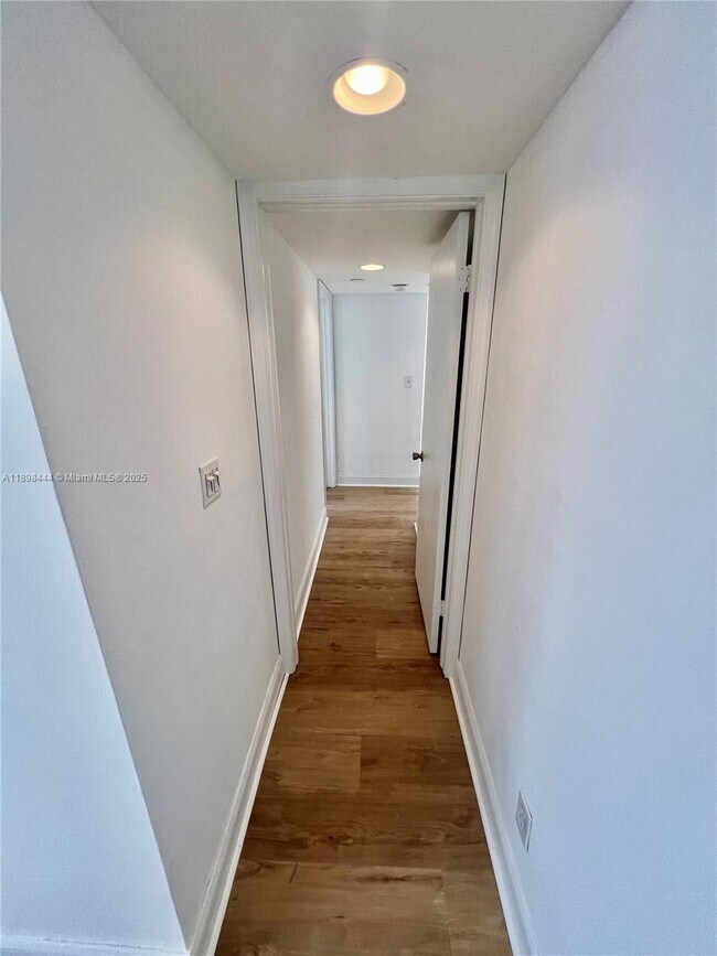 Building Photo - 770 Claughton Island Dr