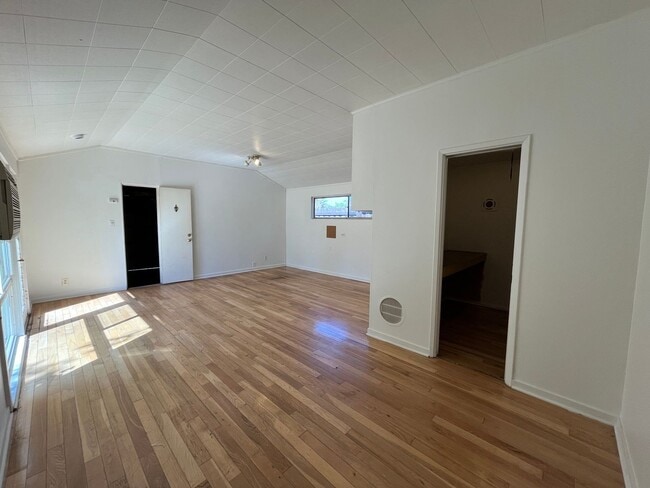 Building Photo - Sherman Oaks 3+2 w/bonus room + upgrades on cul-de-sac lot!