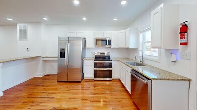 Building Photo - Recently Renovated Stunning Two Bedroom/Three & a Half Bathroom for Rent